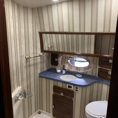 Yb Dis Ticaret As Úszó hotel *